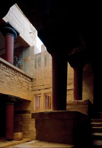 الفن المينوي: منظر داخلي لقصر الملك مينوس في كنوسوس (كنوسوس) ، سلم شرقي ومنور. 1600-1400 ق. كريت بواسطة مينوان