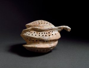 الفن egeen: مزهرية خزفية على شكل قرص العسل والثعبان. من كنوسوس (كنوسوس). 1700-1450 ق. هيراكليون ، المتحف الأثري بواسطة مينوان