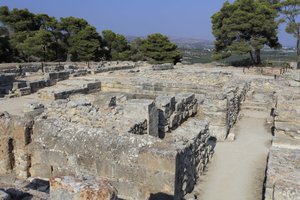 Minoan archeological site of Phaistos.North east complex. Complex of four rooms directly adjoining the old palace. These rooms were used to store valuable ritual vessels. The famous “” Phaistos disc”” bearing hieroglyphic writing was found here with other  بواسطة مينوان