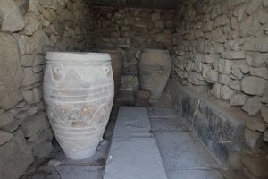 موقع مينوان الأثري لفيستوس. مجلة بيثوي العملاقة (جرار تخزين). هذه الجرار مزينة بأنماط قرصية وحبال بارزة. بواسطة مينوان
