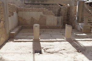 موقع مينوي الأثري لفيستوس. ميجارون الملكة (أي شقق الملكة). أقصى الجنوب من Royal Apartmentsof Phaistos. تم رصف الأرضية بألواح جبسية وجص أحمر يملأ الفراغ. كما تم استخدام الجبس في البينك بواسطة مينوان