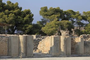 Minoan archeological site of Phaistos. Gateway of the north wing opening off the central court. The north wing is the most important wing of the palace because it is believed to have housed the “” Royal Apartments””. Gateway leading to the complex of the “ بواسطة مينوان