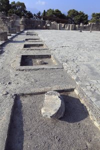 موقع مينوان الأثري لفيستوس. منظر عام للفناء المركزي من أضرحة الجناح الغربي. المحكمة المركزية هي عنصر معماري أساسي في قصر مينون. إنه النواة التي يتم وضع الجناح المختلف حولها. كانت هذه المحكمة المركزية بوي بواسطة مينوان