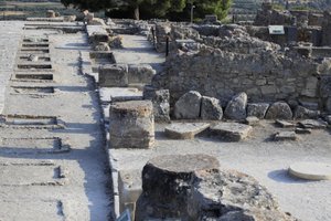 موقع مينوان الأثري لفيستوس. منظر عام لأضرحة الجناح الغربي على طول الفناء المركزي من الجناح الشمالي. كان هناك نوعان من المزارات: "ضريح مقعد" و "حوض محايد". كان "ضريح البدلاء" عبارة عن غرفة صغيرة مستطيلة الشكل ذات مساحة منخفضة بواسطة مينوان