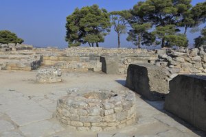 Minoan archeological site of Phaistos. Part of the North East Complex. Complex of four rooms directly adjoining the old palace. These rooms were used to store valuable ritual vessels. The famous “” Phaistos disc”” bearing hieroglyphic writing was found her بواسطة مينوان