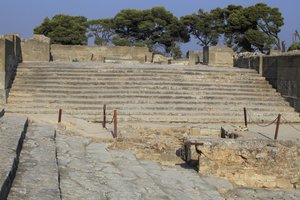 موقع مينوان الأثري لفيستوس. يبدأ الدرج في الساحة الغربية ويؤدي إلى The Propylaea ، المدخل الرئيسي والأكثر إثارة للإعجاب للقصر الجديد والخطوات التي شكلت مقاعد المنطقة المسرحية ، والمستخدمة للمناسبات الدينية و بواسطة مينوان