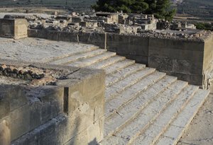 موقع مينوان الأثري لفيستوس. يبدأ الدرج في الساحة الغربية ويؤدي إلى The Propylaea ، المدخل الرئيسي والأكثر إثارة للإعجاب للقصر الجديد (1700-1450 قبل الميلاد). فيستوس ، كريت. بواسطة مينوان