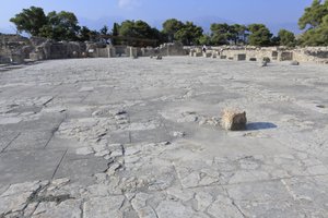 موقع مينوان الأثري لفيستوس. المحكمة المركزية ، عنصر معماري أساسي في قصر مينون. إنه النواة التي يتم وضع الجناح المختلف حولها. تم بناء هذه المحكمة المركزية في زمن القصر القديم (1900-1700 قبل الميلاد). كان يستخدم أيضا في ال بواسطة مينوان