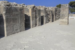 موقع مينوان الأثري لفيستوس. مجلات الغرب. مجمع كبير من مخازن القصر. وتتكون من غرفة انتظار وممر المخازن والمخازن نفسها. على اليمين واليسار من الممر كان هناك 11 مجلة فيها ر بواسطة مينوان