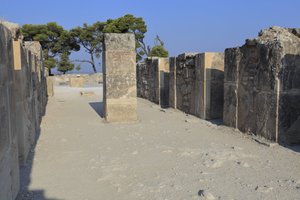 موقع مينوان الأثري لفيستوس. مجلات الغرب. مجمع كبير من مخازن القصر. وتتكون من غرفة انتظار وممر المخازن والمخازن نفسها. على اليمين واليسار من الممر كان هناك 11 مجلة فيها ر بواسطة مينوان