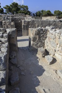موقع مينوان الأثري لفيستوس. مجلات الغرب. مجمع كبير من مخازن القصر. شاهد بعض المجلات الإحدى عشرة التي تم تخزين بضائع القصر فيها (1900-1700 قبل الميلاد) فيستوس ، كريت. بواسطة مينوان
