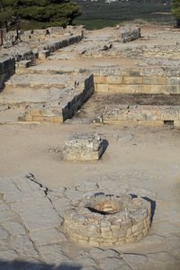موقع مينوان الأثري لفيستوس. تطل على مجمع الشمال الشرقي. مجمع من أربع غرف مجاور مباشرة للقصر القديم. تم استخدام هذه الغرف لتخزين أواني الطقوس القيمة. تم العثور على "قرص Phaistos" الشهير الذي يحمل الكتابة الهيروغليفية ح بواسطة مينوان