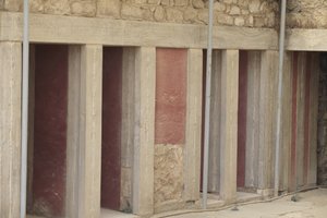 موقع مينوين الأثري كنوسوس. الجناح الغربي بجوار "" الضريح الثلاثي "". غرفة مع مستودعات كبيرة مستطيلة غارقة في الأرض. كانت مليئة بالمزهريات الطينية والأشياء الثمينة من بينها التماثيل الشهيرة التي تمثل "الأفعى بواسطة مينوان