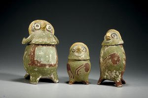 ثلاث أواني من الطين ميكستيك متعددة الألوان ، حوالي 900-1200