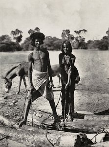 "بناء إمبراطورية" في العصر الفاشي: سكان بني عامر الأصليين عند بئر ماء ، 09/05/1936 (b / w photo)