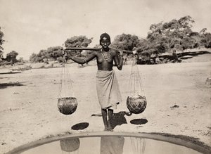 "بناء إمبراطورية" في العصر الفاشي: امرأة من كوناما تحمل الماء ، 09/05/1936 (b / w photo)