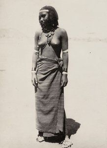 "بناء إمبراطورية" في العصر الفاشي: امرأة من كوناما ، 09/05/1936 (b / w photo)