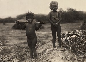 "بناء إمبراطورية" في العصر الفاشي: طفلان من قبيلة حباب ، 09/05/1936 (b / w photo)