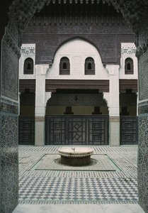 Madrasa Bou Inamia, courtyard  بواسطة المدرسة المغربية