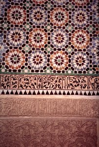 السور السفلي للفناء الرئيسي ، بناه السعديون عام 1565 (زليج للبلاط والجص) بواسطة المدرسة المغربية