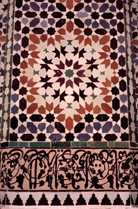 الجدار السفلي للفناء الرئيسي الذي بناه السعديون عام 1565 (بلاط الزليج) (تفاصيل 186515) بواسطة المدرسة المغربية