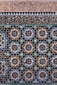 جدار الفناء الرئيسي ، التفاصيل ، بناه السعديون عام 1565 (زليج للبلاط والجص)