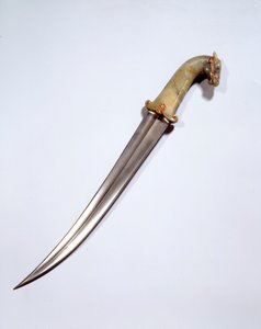 الفن المغولي: خنجر على شكل رأس حصان من الصلب الدمشقي. القرن ال 17. الأحد ٠.٥ م باريس ، متحف اللوفر