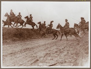 فريق Lancers of Hodson s Horse يفاوض على خندق بواسطة بيت صور مولليك