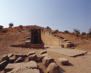 اليونان القديمة: منظر لمدخل قبر أجاممنون المسمى "تريزور داتري". 1250 ق. ميسين ، اليونان بواسطة الميسينية