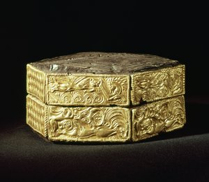 البيكسيس السداسي المزين بالحيوانات ، من Grave V ، Grave Circle A ، Mycenae (الخشب والذهب)