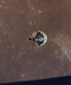 وحدات القيادة والخدمة أبولو 11 تم تصويرها من الوحدة القمرية في المدار ، 1969. بواسطة صور وكالة ناسا