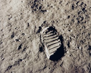 بصمة أبولو 11 على القمر ، يوليو 1969. بواسطة صور وكالة ناسا