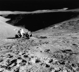 رائد الفضاء ديفيد سكوت b1932 على منحدر دلتا هادلي خلال أبولو 15 ، 1971.
