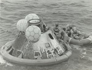 [رواد الفضاء في قارب النجاة بعد أبولو 11 سبلاشداون] ، 1969.