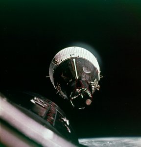 أول لقاء في الفضاء ، 15 ديسمبر 1965. بواسطة صور وكالة ناسا