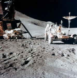 جيمس إيروين 1930-1991 مع المركبة المتجولة القمرية خلال أبولو 15 ، 1971. بواسطة صور وكالة ناسا