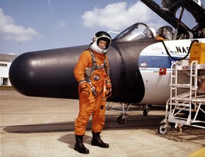 رائد فضاء ناسا بطائرة تجريبية ، 1979. بواسطة صور وكالة ناسا
