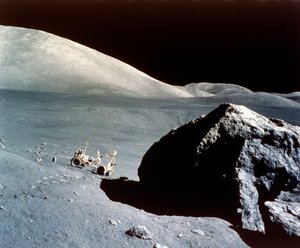 العربة الجوالة تتضاءل أمام صخرة عملاقة على سطح القمر ، مهمة أبولو 17 ، ديسمبر 1972. بواسطة صور وكالة ناسا