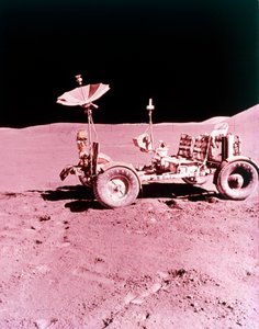 أول مركبة فضائية على سطح القمر ، أبولو 15 ، يوليو 1971. بواسطة صور وكالة ناسا