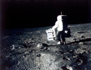 يجري باز ألدرين تجربة على سطح القمر ، مهمة أبولو 2 ، يوليو 1969.