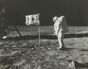 باز ألدرين على القمر مع العلم الأمريكي ، 1969.