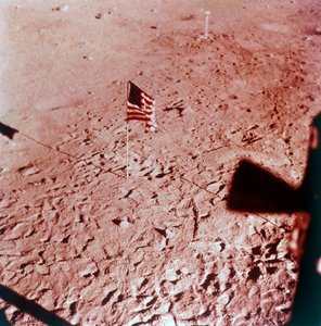 علم الولايات المتحدة على القمر ، مهمة أبولو 11 ، يوليو 1969.
