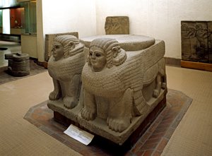 الفن الحثي الجديد: قاعدة العمود في زخرفة البازلت لأبي الهول. من موقع سمال (سمعل زندجيرلي الحالي أو سنجرلي). القرن الثامن قبل الميلاد. متحف اسطنبول الأثري بواسطة نيو هيتيت