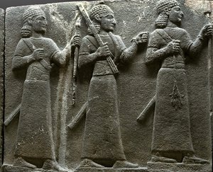 نقش يصور مسؤولي المحكمة الحثيين ، من الحجر التركي بواسطة نيو هيتيت