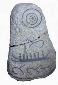 سفينة ترسم على حجر روني ، لوحة جدارية من العصر الحجري الحديث. المتحف الوطني في كوبنهاغن. الدنمارك.