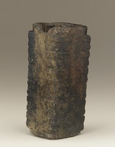 أنبوب طويل (كونغ) منطقة بحيرة تاي ، ثقافة ليانغزو ، 3300-2250 قبل الميلاد (اليشم)