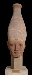 رأس فرعون يرتدي التاج الأبيض لصعيد مصر حوالي 1400 قبل الميلاد (خزف) بواسطة المملكة الحديثة المصرية