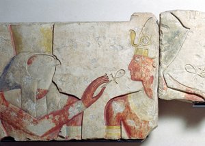 اجتماع الفرعون وحورس ، تفاصيل من إفريز يصور رمسيس الثاني (1298-32 قبل الميلاد) بين الآلهة ، من أبيدوس ، ج 1275 قبل الميلاد (حجر مطلي) بواسطة المملكة الحديثة المصرية