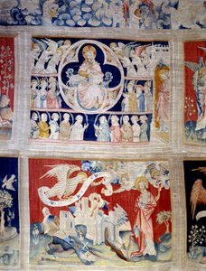 ستارة الوحي (1373-1383) ، ن. 13: الله والحمل رمز المسيح. أدناه ، ن. 20 ، الملائكة الثلاثة يحررون القوى. نسيج لنيكولاس باتاي (1330-1405) بواسطة نيكولاس باتايل
