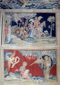 تعليق الوحي (1373-1383) ، ن. 24: البوق الخامس: مفتاح يطلق الجنادب. أدناه ، ن. 27 ، يظهر الملاك في الكتاب للقديس يوحنا الذي ينقل الرسالة الإلهية إلى صوت الحبر السبعة. نسيج لنيكولاس باتاي (133 بواسطة نيكولاس باتايل